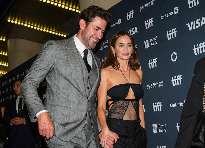Krasinski wählte einen klassischen, dunklen Glen-Plaid-Anzug mit passender Weste, schwarzer ...