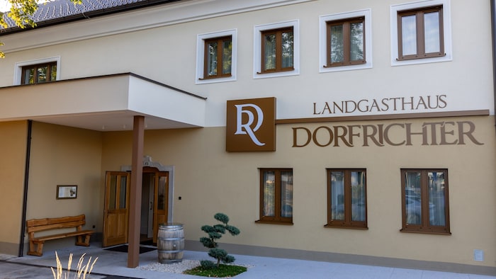 In St. Valentin (NÖ) ist Schlager Mitbesitzer des Landgasthauses Dorfrichter.