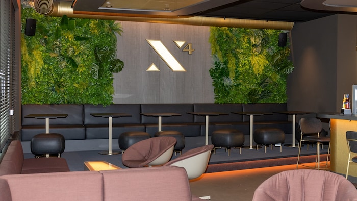 Die Leinwand in der Bar zeigt das X von Xaver sowie seine aktuelle Rückennummer.