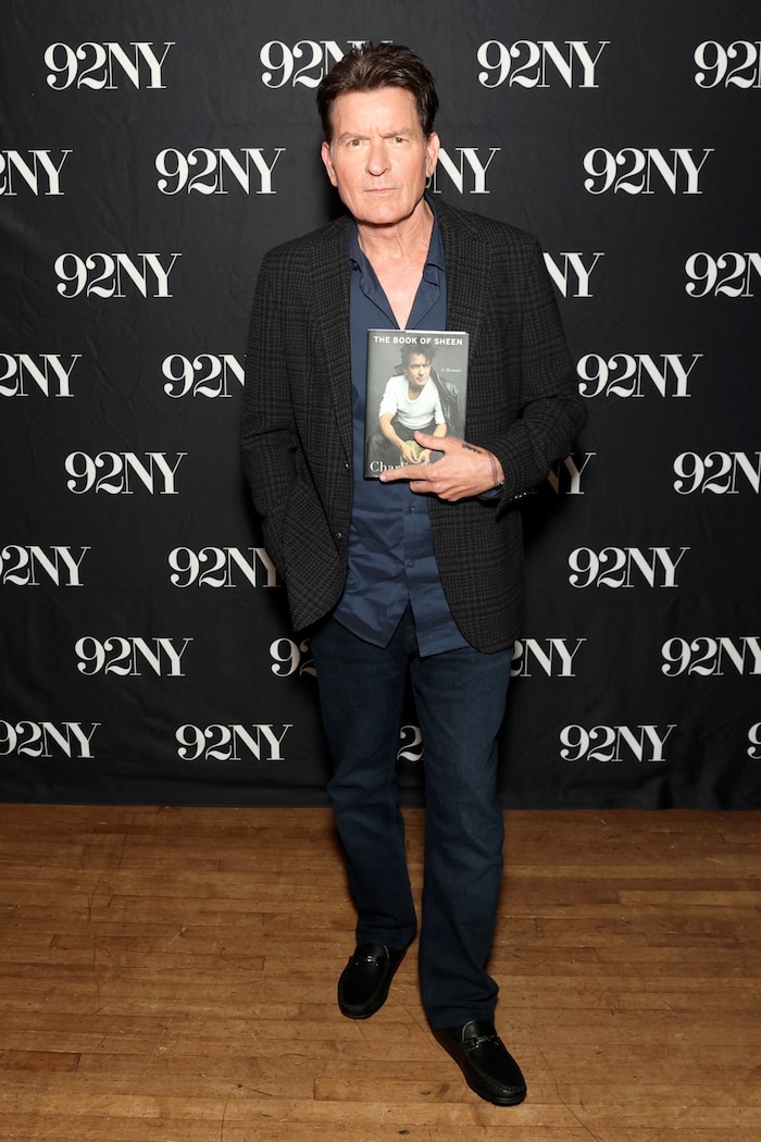 Charlie Sheen stellt seine Biografie vor.