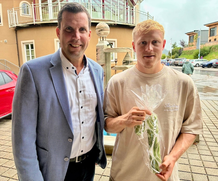 Bürgermeister Stefan Krapf überreichte Xaver Schlager eine Hausnummer aus Gmundner Keramik.