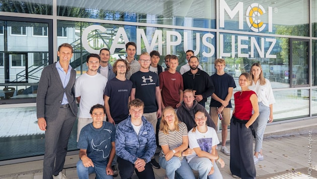 Leiter Hansjörg Jaufenthaler (li.) begrüßte die Studierenden am Campus in Lienz, wo sie zwei ...