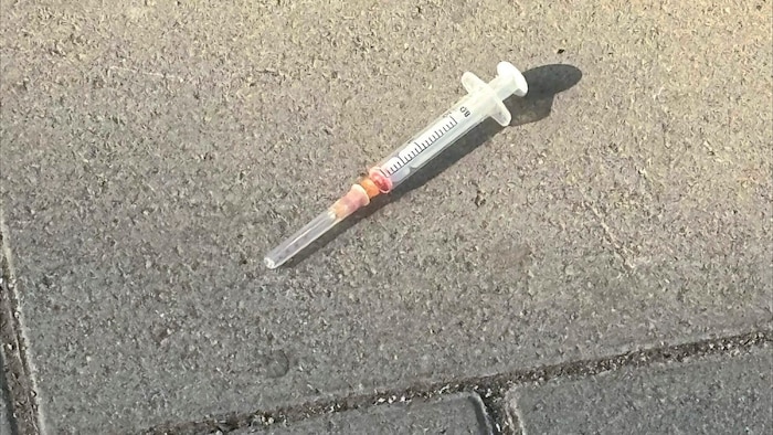 Die Hinterlassenschaften der Drogenexzesse sind in den umliegenden Straßen und selbst am ...