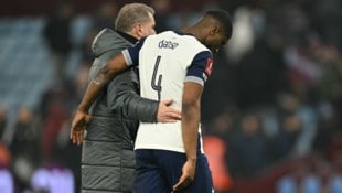 Ange Postecoglou (links) hat mit Tottenham und Kevin Danso die Europa League gewonnen.