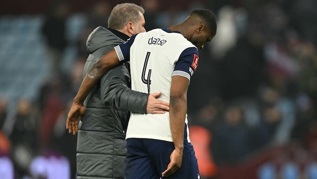 Ange Postecoglou (links) hat mit Tottenham und Kevin Danso die Europa League gewonnen.