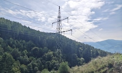 Dieser Mast blieb von dem Erdrutsch (Abrisskante rechts unten) vor gut zwei Jahren verschont.