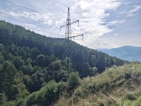 Dieser Mast blieb von dem Erdrutsch (Abrisskante rechts unten) vor gut zwei Jahren verschont.