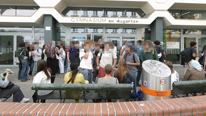 Zahlreiche Schüler sowie Lehrkräfte sammelten sich nach der Räumung des Gebäudes vor der Schule.