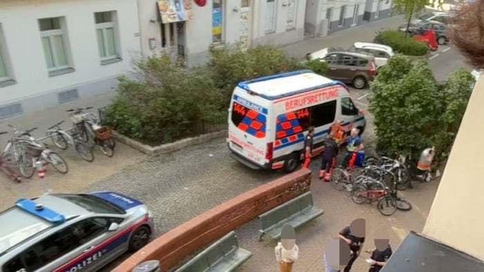 Ein Schüler hielt die dramatischen Szenen von einem Klassenzimmer aus mit seinem Handy fest.