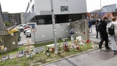 Drei Monate nach der Tragödie erinnern Kreuze, Kerzen und Fotos vor dem BORG Dreierschützengasse ...