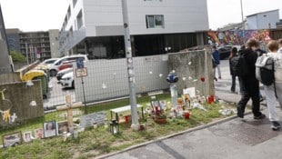 Drei Monate nach der Tragödie erinnern Kreuze, Kerzen und Fotos vor dem BORG Dreierschützengasse ...