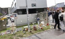Drei Monate nach der Tragödie erinnern Kreuze, Kerzen und Fotos vor dem BORG Dreierschützengasse ...