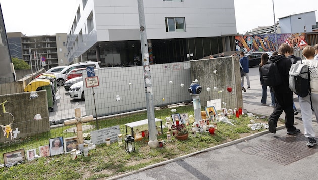 Drei Monate nach der Tragödie erinnern Kreuze, Kerzen und Fotos vor dem BORG Dreierschützengasse ...