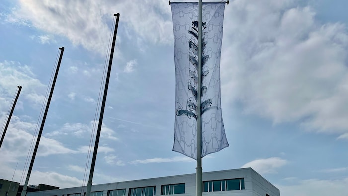 Seit Montag weht am Schulgelände eine von Schülern gestaltete Fahne.