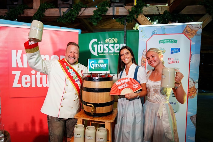 Wiesn-Kaiser Johann Pittermann und seine Begleiterinnen freuen sich auf das große Fest im Wiener ...