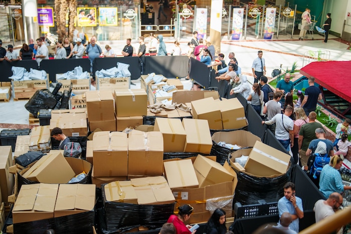 Das Pop-up-Geschäft in der Lugner City startete am Montag mit zehn Tonnen an Paketen, der ...