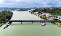 Der Bau der neuen Donaubrücke in Mauthausen lässt auf sich warten, die SP schlägt nun Alarm.