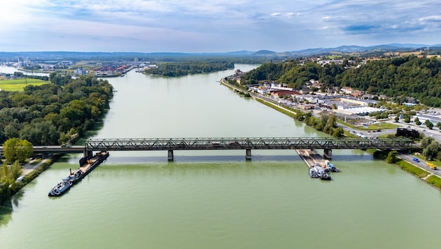 Der Bau der neuen Donaubrücke in Mauthausen lässt auf sich warten, die SP schlägt nun Alarm.