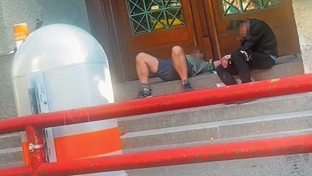 Egal, ob Tag oder Nacht – Dutzende Drogenabhängige belagern den Park und konsumieren vor Ort und ...