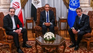 Der ägyptische Außenminister Badr Abdelatty (Mitte) traf sich am Dienstag in Kairo mit seinem ...