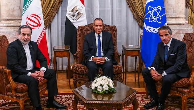 Der ägyptische Außenminister Badr Abdelatty (Mitte) traf sich am Dienstag in Kairo mit seinem ...
