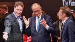 Mercedes-Chef Ola Källenius und der deutsche Kanzler Friedrich Merz in München