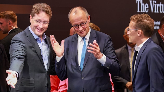 Mercedes-Chef Ola Källenius und der deutsche Kanzler Friedrich Merz in München