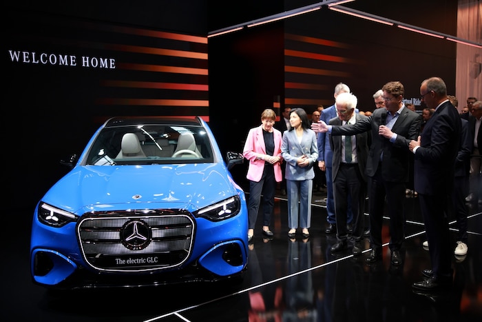 Källenius wollte Merz den Kofferraum des elektrischen GLC zeigen.