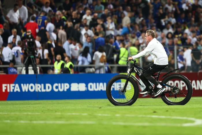 Ralf Rangnick auf seinem E-Bike.