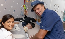 Der schwer kranke Raphael (8) mit dessen Mutter Princesa und Musikmanager Thomas Hetlinger