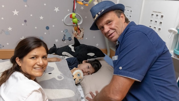 Der schwer kranke Raphael (8) mit dessen Mutter Princesa und Musikmanager Thomas Hetlinger