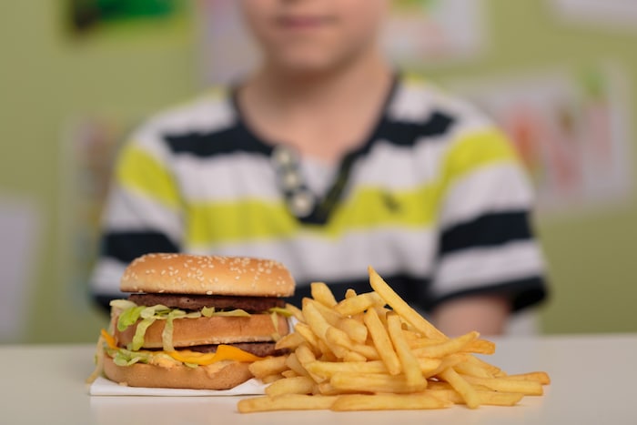 Stark verarbeitete Lebensmittel und Fast Food sind bei vielen Kindern beliebt – aber können zu ...