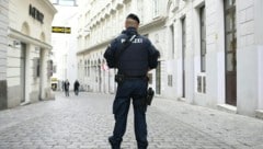 Trotz mehrfacher Aufforderung durch die Beamten stellte der Mann sein Verhalten nicht ein ...