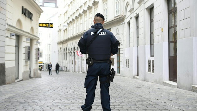 Trotz mehrfacher Aufforderung durch die Beamten stellte der Mann sein Verhalten nicht ein ...