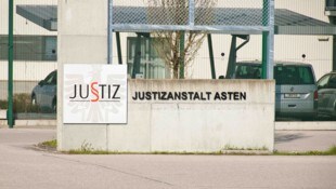 Die Vorfälle sollen in der Justizanstalt Asten passiert sein.
