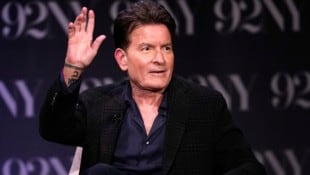 Charlie Sheen bereut wenig. Doch seine Tattoos sind ein großes Ärgernis für ihn. 