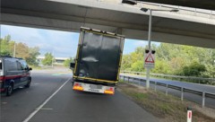 Der Ungar fuhr mit einem platten Reifen auf der Autobahn – dies führte zu einer starken Neigung ...