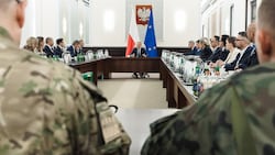 Polens Regierungschef Donald Tusk ruft nach dem Abschuss russischer Kampfdrohnen die ...