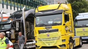 Nächstes Jahr sollte die LKW-Maut um weitere 10 Prozent angehoben werden. Mit einer Demo-Fahrt ...