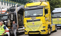 Nächstes Jahr sollte die LKW-Maut um weitere 10 Prozent angehoben werden. Mit einer Demo-Fahrt ...