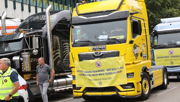 Nächstes Jahr sollte die LKW-Maut um weitere 10 Prozent angehoben werden. Mit einer Demo-Fahrt ...