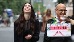Anne Hathaway steht wieder als Andy Sachs vor der Kamera, Stanley Tucci als Nigel