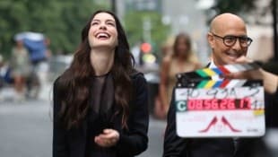 Anne Hathaway steht wieder als Andy Sachs vor der Kamera, Stanley Tucci als Nigel