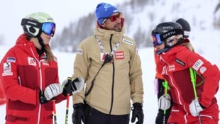 Die ÖSV-Abfahrerinnen Mirjam Puchner (l.) und Conny Hütter (r.) im Gespräch mit Coach Christoph ...