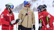 Die ÖSV-Abfahrerinnen Mirjam Puchner (l.) und Conny Hütter (r.) im Gespräch mit Coach Christoph ...