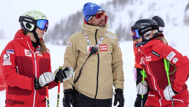 Die ÖSV-Abfahrerinnen Mirjam Puchner (l.) und Conny Hütter (r.) im Gespräch mit Coach Christoph ...