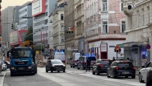 Als die Ampel auf Grün sprang, fuhr der Lkw los und erfasste dabei die Seniorin.