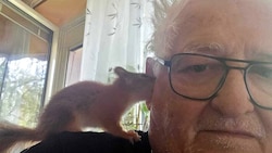 Eichhörnchen-Flüsterer Helmut Peuerl hofft, dass es seinem „Valentino“ in der Obhut der Stadt ...