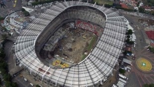 Im – derzeit noch von Renovierungsarbeiten gezeichneten - Aztekenstadion in Mexiko-Stadt findet ...