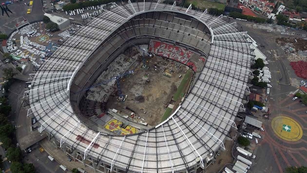 Im – derzeit noch von Renovierungsarbeiten gezeichneten - Aztekenstadion in Mexiko-Stadt findet ...